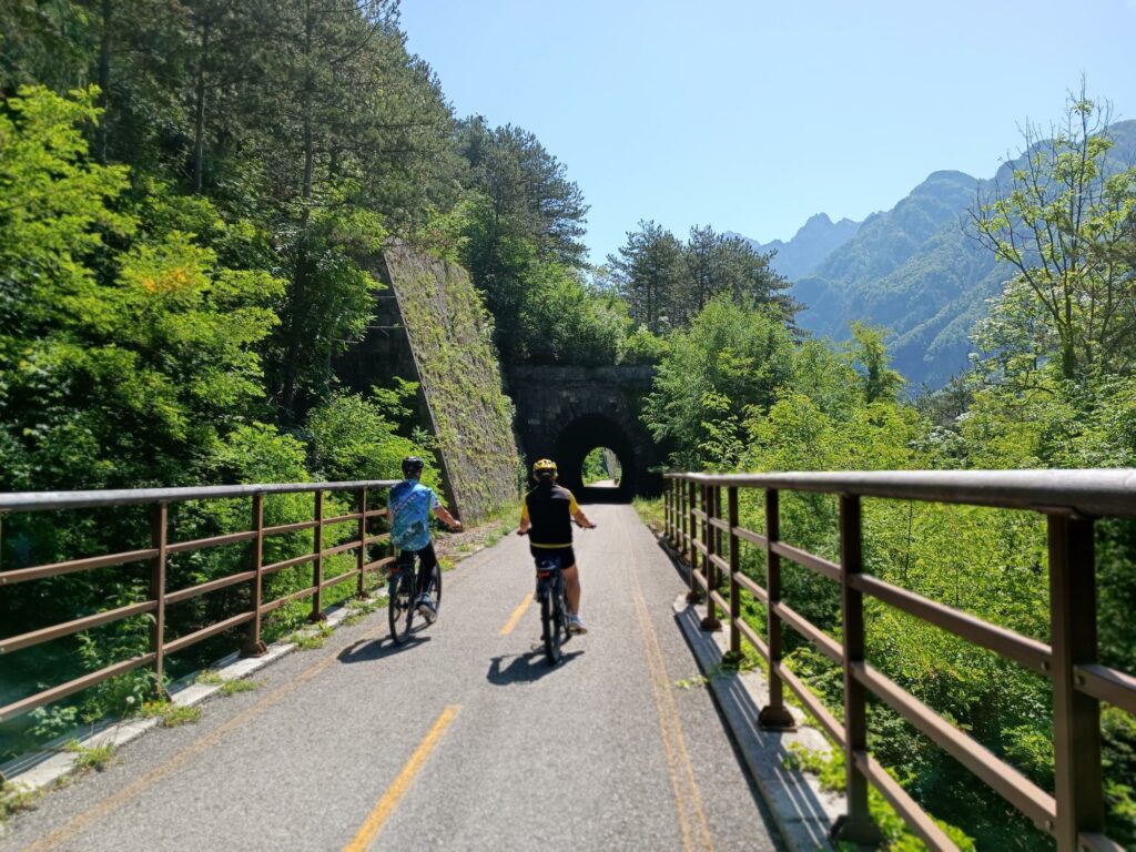 Sur la piste cyclable de l'Alpe Adria sur d'anciennes voies ferrées (c) Circuits à vélo en Carinthie