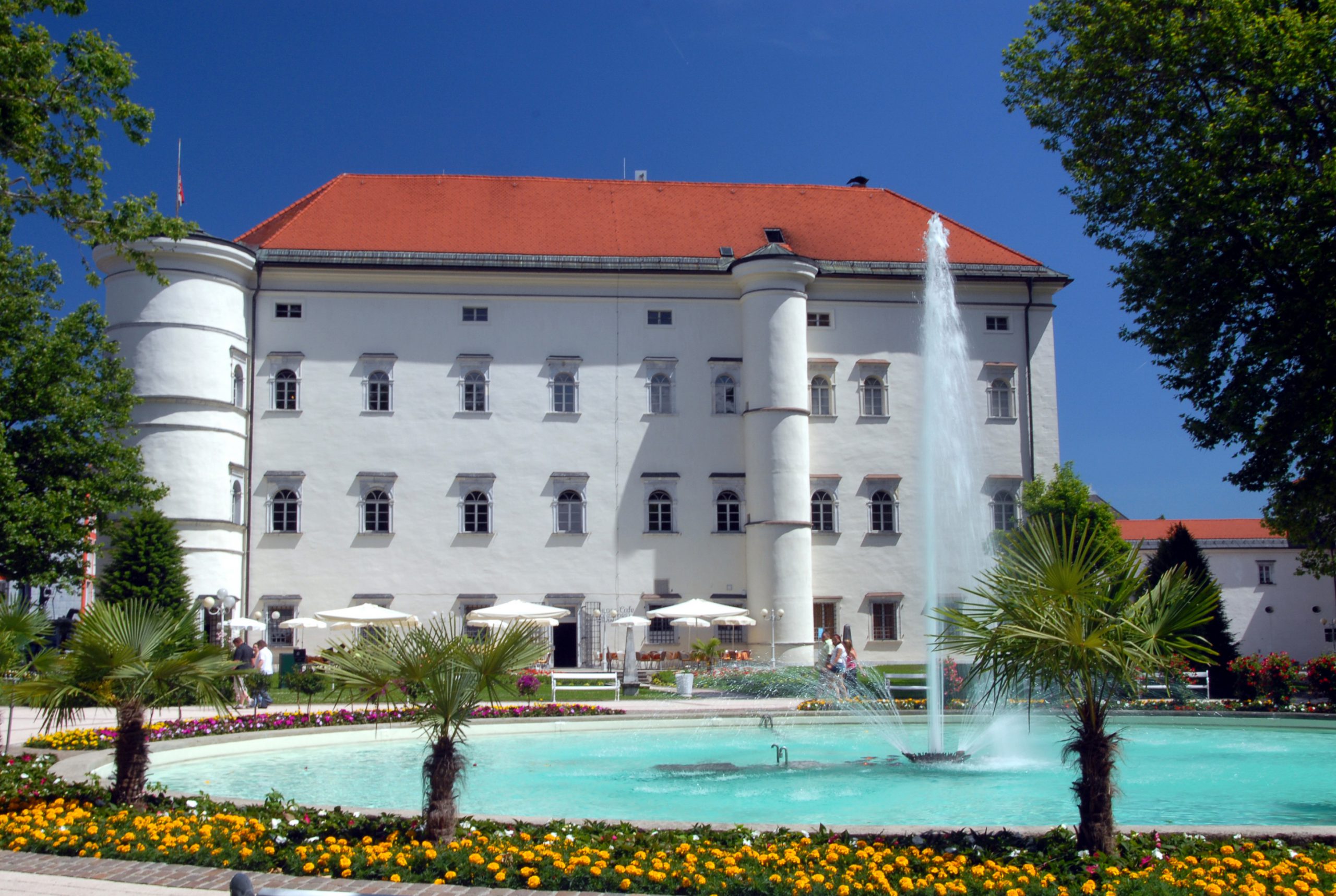 Combine cycling and culture in Spittal an der Drau and visit the historic Porcia Castle