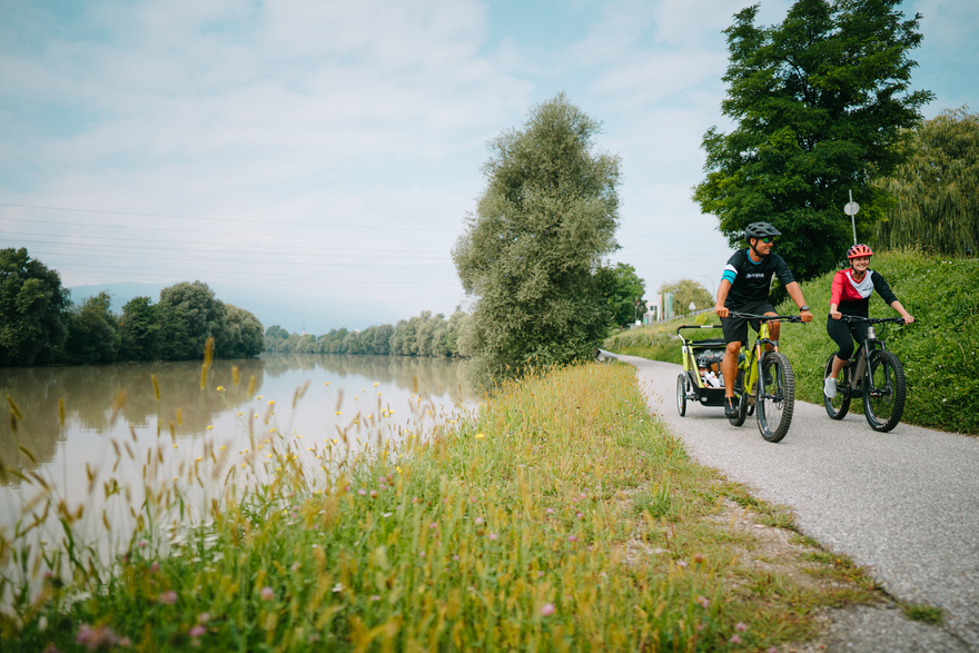 Family bike tour on the Drau Cycle Path (c) Martin Hoffmann