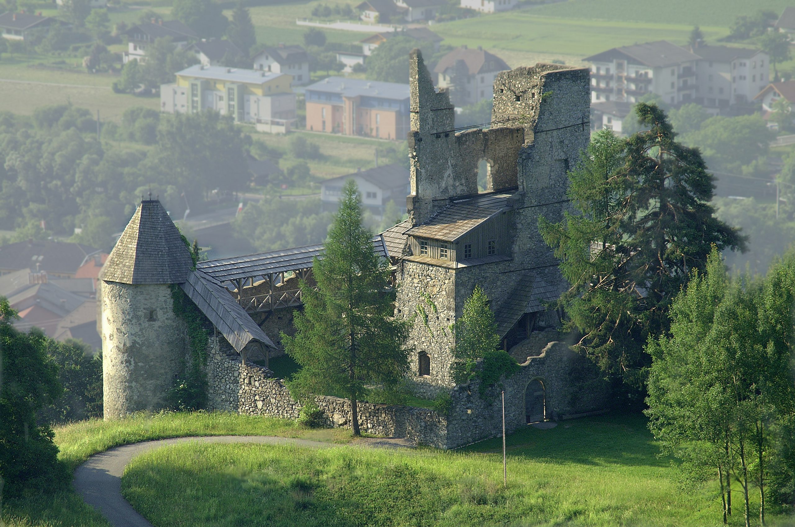 Combining cycling and culture - a great view of Hohenburg Castle