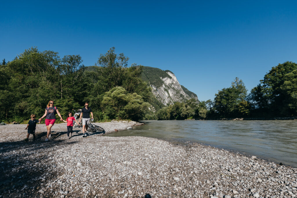 Cycling break on the Drau cycle path ©Sam Strauss