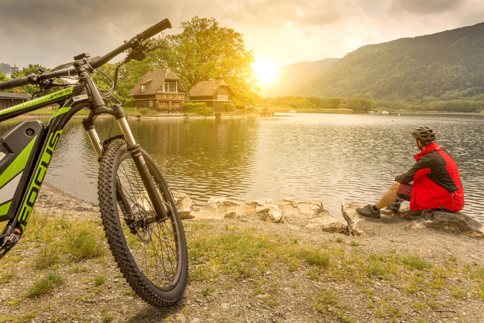 on the way around the deep green Ossiacher See - bike tour with the e-bike