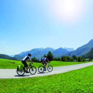 Radfahren am Tauernradweg mit Blick auf die Hohen Tauern - Radfahrer werden es lieben