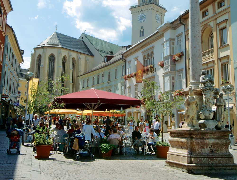 The idyllic Hauptlatz Villach invites you to stroll