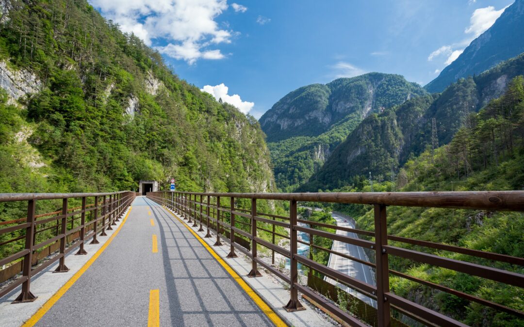 dem Fahrrad die Alpen überquerren und die Vielfalt Österreichs und Italiens erleben