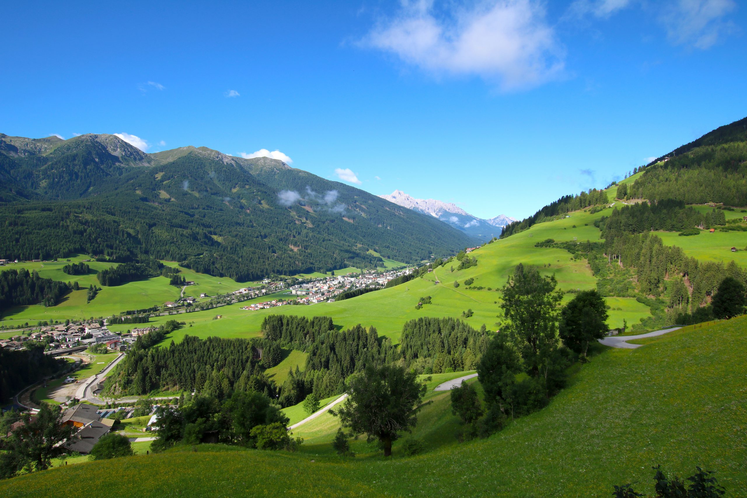 vue fantastique sur Sillian dans l'Alta Pusteria - un plaisir pour les cyclistes