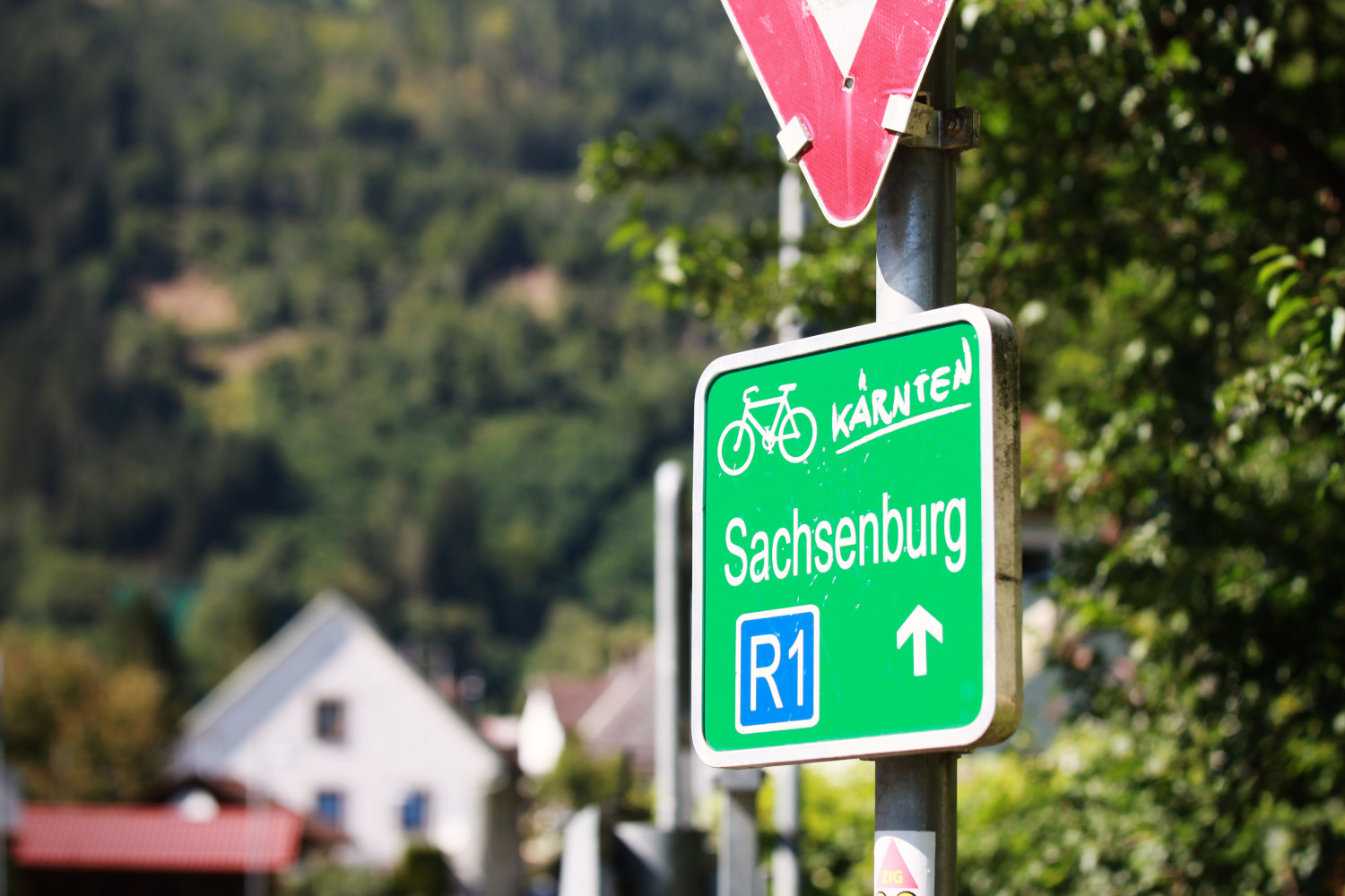 der gutbeschriftete Drauradweg lädt zum Radfahren ein