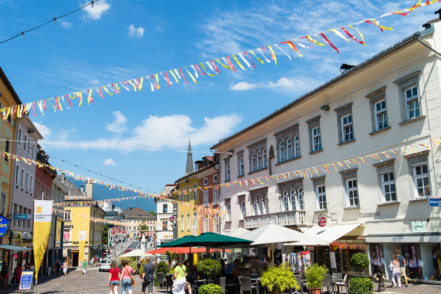 der Hauptplatz Villach mit südlichem Flair lädt Radfahrer zum bummeln ein