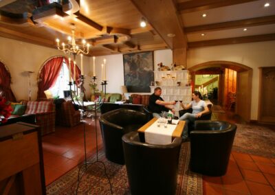 Ambiance relaxante dans le salon avec cheminée (c) Hotel Alber