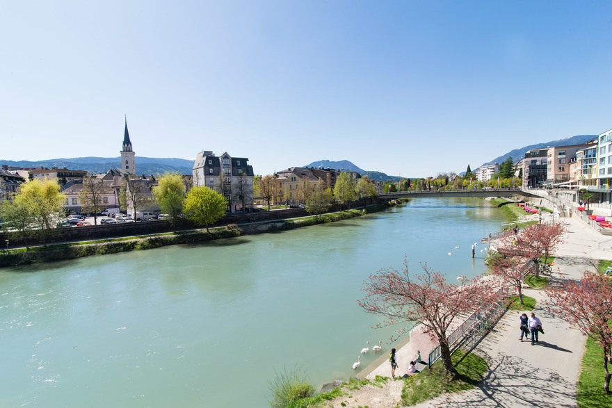 Radfahrem am 5 Sterne ausgezeichnetem Drauradweg in Villach