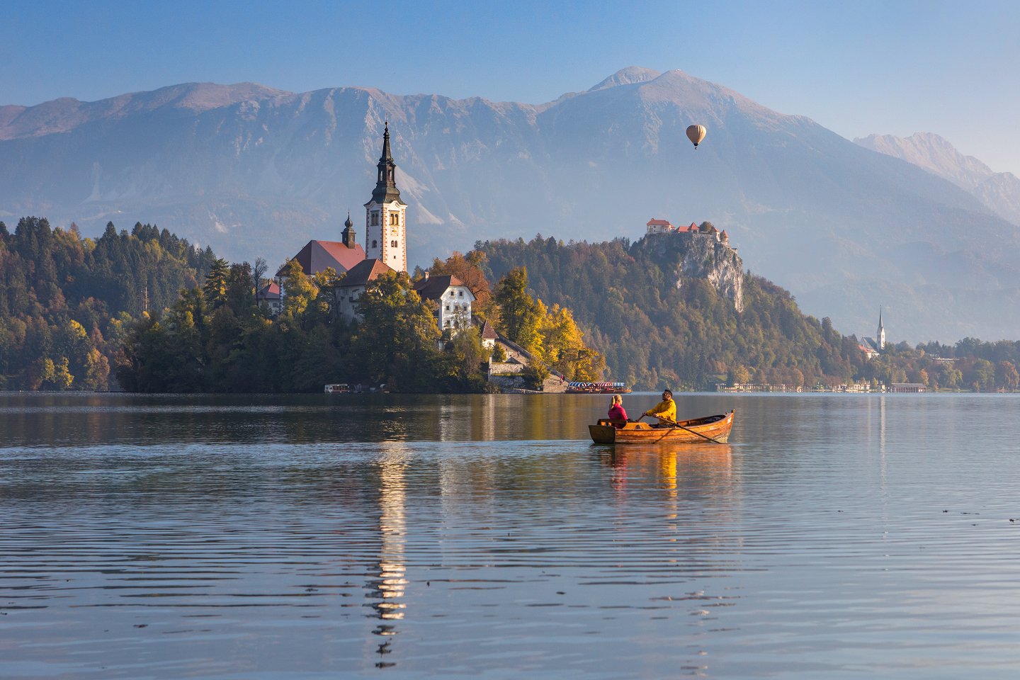 Bled idilliaco tra montagna e lago (c) Jost Gantar