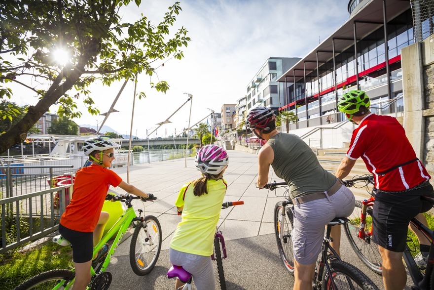 Pista ciclabile della Drava adatta alle famiglie (c) Regione di Villach, Martin Steinthaler